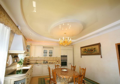 Светлый натяжной потолок на кухне